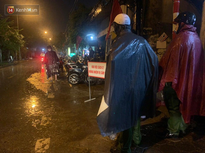 Hà Nội: Khử khuẩn ngay trong đêm, đưa 18 người F1 của nhân viên xe bus dương tính lần 1 với SARS-CoV-2 đi cách ly - Ảnh 3.