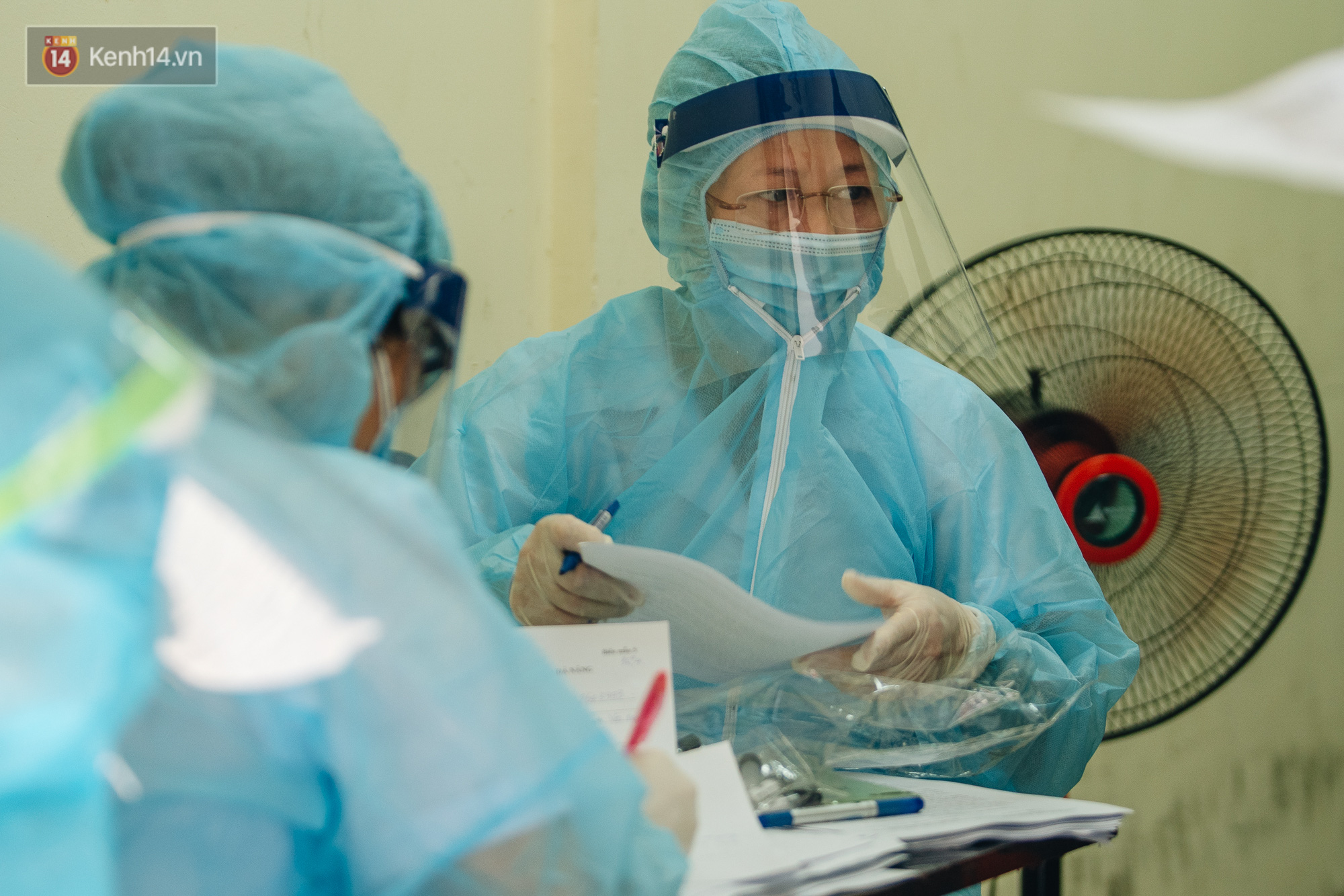 Sau ca bệnh 714 ở Hà Nội, bác sĩ lưu ý những ai từng test nhanh âm tính: Vẫn có thể là người đang nhiễm bệnh, cần cách ly đủ 14 ngày - Ảnh 1. Sau ca bệnh 714 ở Hà Nội, bác sĩ lưu ý những ai từng test nhanh âm tính: Vẫn có thể là người đang nhiễm bệnh, cần cách ly đủ 14 ngày - Ảnh 1.