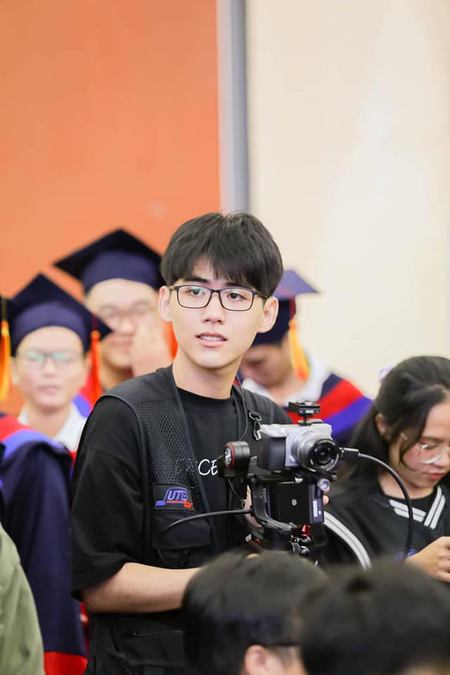 Đang tác nghiệp, chàng cameraman sinh năm 2k1 bị chụp lén, ai ngờ lại gây bão vì quá đẹp trai - Ảnh 1.