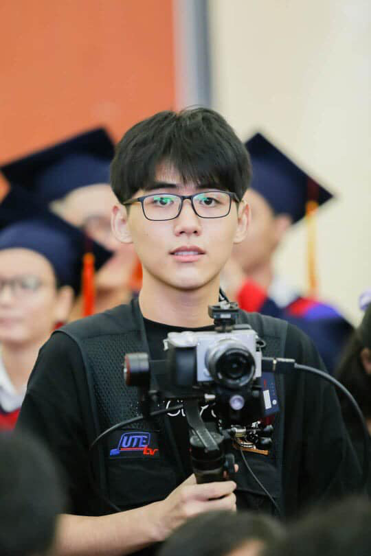 Đang tác nghiệp, chàng cameraman sinh năm 2k1 bị chụp lén, ai ngờ lại gây bão vì quá đẹp trai - Ảnh 2.