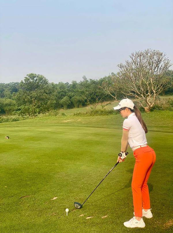 Style chơi golf của sao Việt: Hương Giang đơn giản nhất hội dù vướng nghi án hẹn hò, Quỳnh Nga diện váy ngắn xẻ cao tít tắp - Ảnh 11.