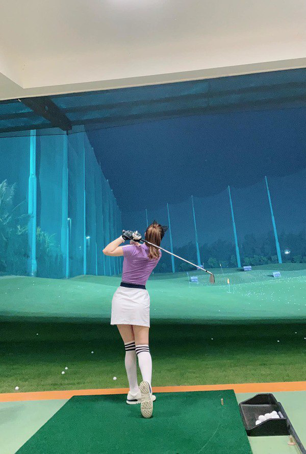 Style chơi golf của sao Việt: Hương Giang đơn giản nhất hội dù vướng nghi án hẹn hò, Quỳnh Nga diện váy ngắn xẻ cao tít tắp - Ảnh 14.