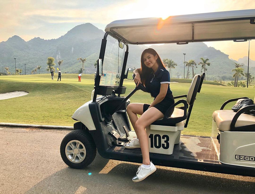 Style chơi golf của sao Việt: Hương Giang đơn giản nhất hội dù vướng nghi án hẹn hò, Quỳnh Nga diện váy ngắn xẻ cao tít tắp - Ảnh 17.