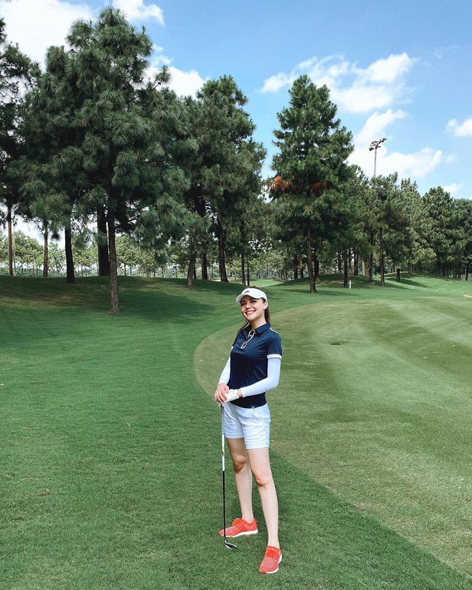 Style chơi golf của sao Việt: Hương Giang đơn giản nhất hội dù vướng nghi án hẹn hò, Quỳnh Nga diện váy ngắn xẻ cao tít tắp - Ảnh 18.