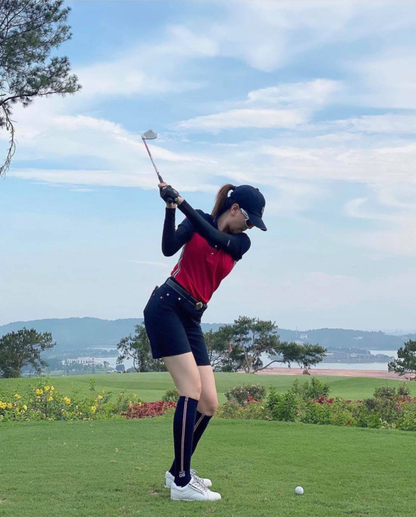 Style chơi golf của sao Việt: Hương Giang đơn giản nhất hội dù vướng nghi án hẹn hò, Quỳnh Nga diện váy ngắn xẻ cao tít tắp - Ảnh 3.