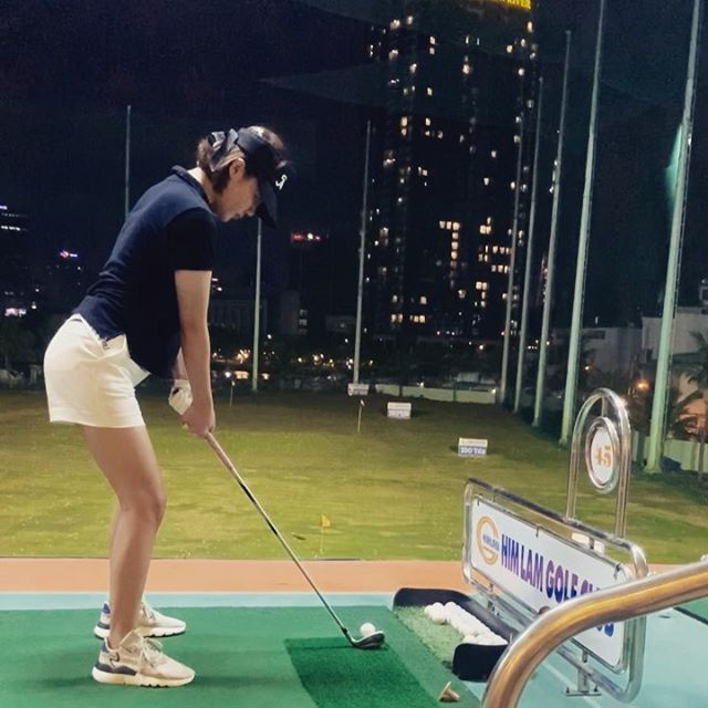 Style chơi golf của sao Việt: Hương Giang đơn giản nhất hội dù vướng nghi án hẹn hò, Quỳnh Nga diện váy ngắn xẻ cao tít tắp - Ảnh 22.
