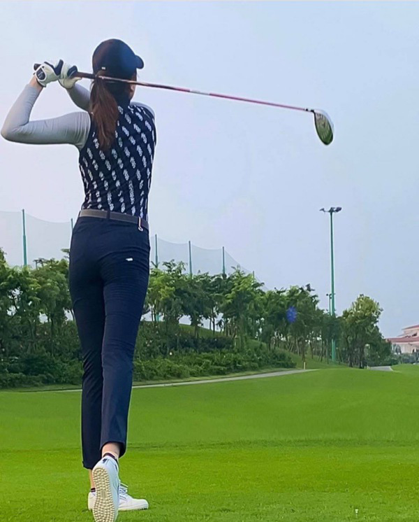 Style chơi golf của sao Việt: Hương Giang đơn giản nhất hội dù vướng nghi án hẹn hò, Quỳnh Nga diện váy ngắn xẻ cao tít tắp - Ảnh 5.