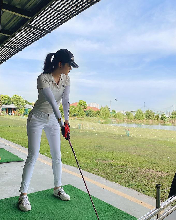 Style chơi golf của sao Việt: Hương Giang đơn giản nhất hội dù vướng nghi án hẹn hò, Quỳnh Nga diện váy ngắn xẻ cao tít tắp - Ảnh 7.