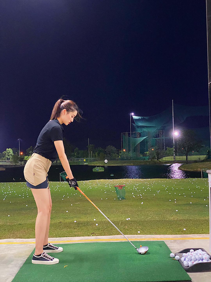 Style chơi golf của sao Việt: Hương Giang đơn giản nhất hội dù vướng nghi án hẹn hò, Quỳnh Nga diện váy ngắn xẻ cao tít tắp - Ảnh 9.