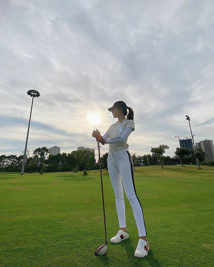Style chơi golf của sao Việt: Hương Giang đơn giản nhất hội dù vướng nghi án hẹn hò, Quỳnh Nga diện váy ngắn xẻ cao tít tắp - Ảnh 10.