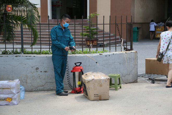 Cận cảnh khu chung cư ở Hoài Đức bị cách ly vì liên quan bệnh nhân 785: Mỳ tôm và thực phẩm được tiếp tế liên tục - Ảnh 13.