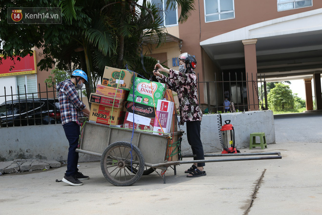 Cận cảnh khu chung cư ở Hoài Đức bị cách ly vì liên quan bệnh nhân 785: Mỳ tôm và thực phẩm được tiếp tế liên tục - Ảnh 8.