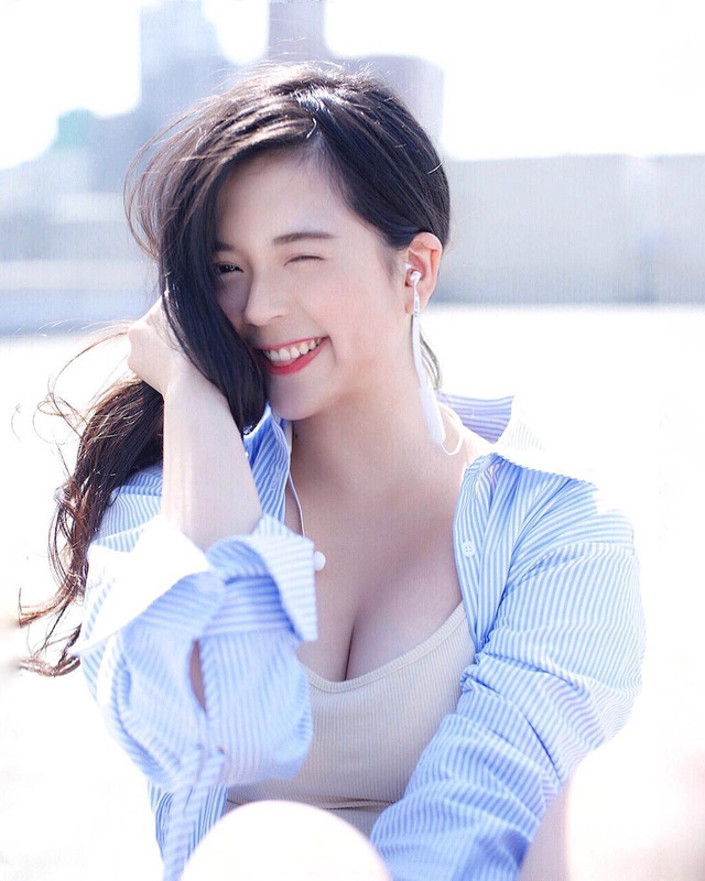 Dị như cô nàng streamer xinh đẹp, lên sóng tư vấn tài chính cho người xem, ấy thế mà lượng views cứ tăng lên vùn vụt - Ảnh 1.