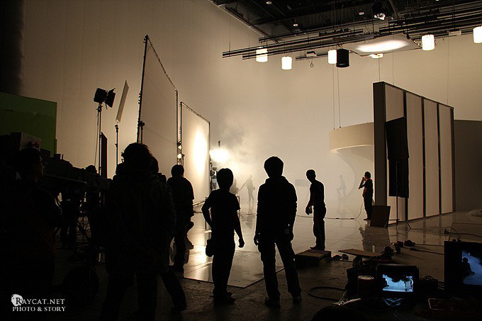 5 vụ việc kinh ho&agrave;ng nhất lịch sử Kpop: Jimin (BTS) bị dọa giết, Yunho su&yacute;t mất mạng, đạo diễn h&agrave;nh hạ d&atilde; man girlgroup - Ảnh 9.