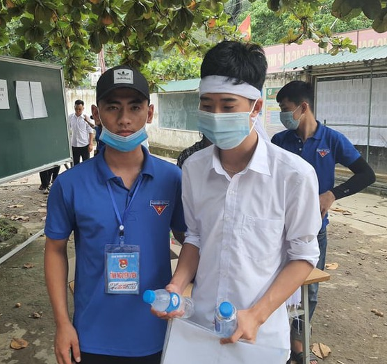 Bố là giáo viên mất, nam sinh đội khăn tang tới dự thi THPT - Ảnh 1. Bố là giáo viên mất, nam sinh đội khăn tang tới dự thi THPT - Ảnh 1.