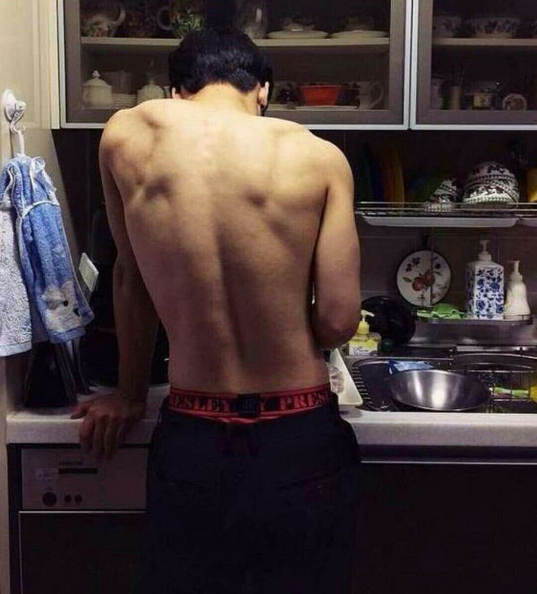 Мужская спина на кухне