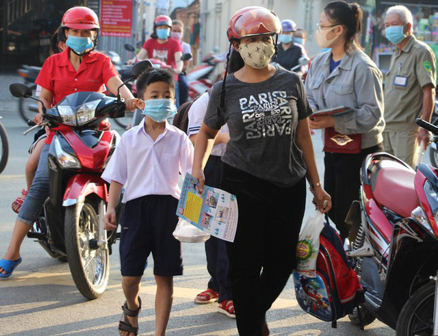 Sáng nay học sinh nô nức tựu trường sau kỳ nghỉ hè, nhưng một số em phải quay xe đi về vì lý do khá hy hữu từ phía nhà trường - Ảnh 1.