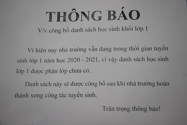 Sáng nay học sinh nô nức tựu trường sau kỳ nghỉ hè, nhưng một số em phải quay xe đi về vì lý do khá hy hữu từ phía nhà trường - Ảnh 2.