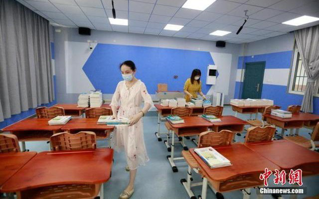 Học sinh Vũ H&aacute;n (Trung Quốc) ch&iacute;nh thức trở lại trường sau thời gian c&aacute;ch ly - Ảnh 1.