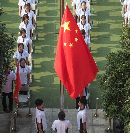 Học sinh Vũ Hán (Trung Quốc) chính thức trở lại trường sau thời gian cách ly - Ảnh 2.
