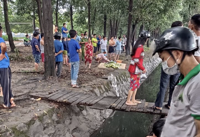 Bình Dương: Bé gái tắm mưa lọt xuống mương nước tử vong thương tâm, mẹ trẻ khóc ngất bên thi thể - Ảnh 1.