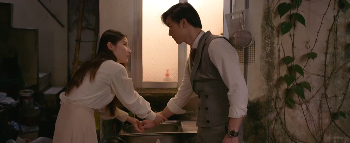 Chạy cả con ng&otilde; để rửa vết bỏng, Diễm My 9x khiến netizen chết cười v&igrave; pha xử l&yacute; cồng kềnh ở T&igrave;nh Y&ecirc;u V&agrave; Tham Vọng - Ảnh 1.