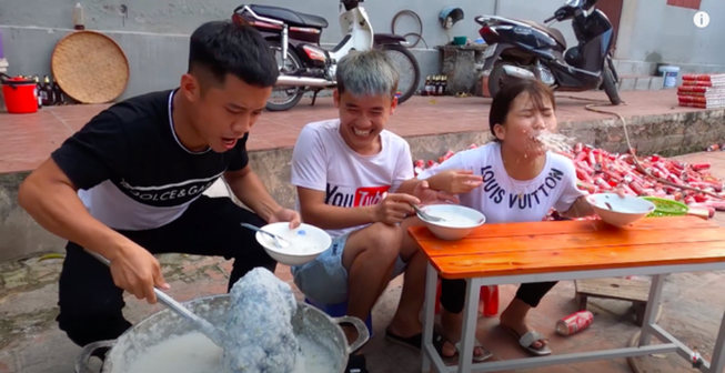 Xử lý nghiêm con trai bà Tân Vlog sau video nấu cháo gà nguyên lông phản cảm - Ảnh 1.