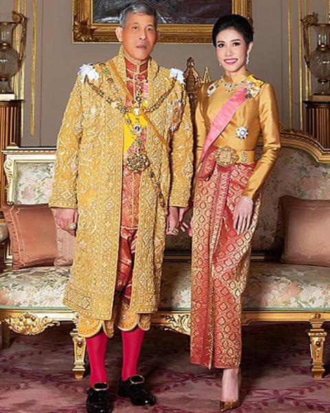 Bức tranh vua Thái Lan tặng Hoàng quý phi vừa được phục vị khiến dân mạng xuýt xoa vì quá đáng yêu, thể hiện tình cảm hết mức dành cho vợ - Ảnh 3.