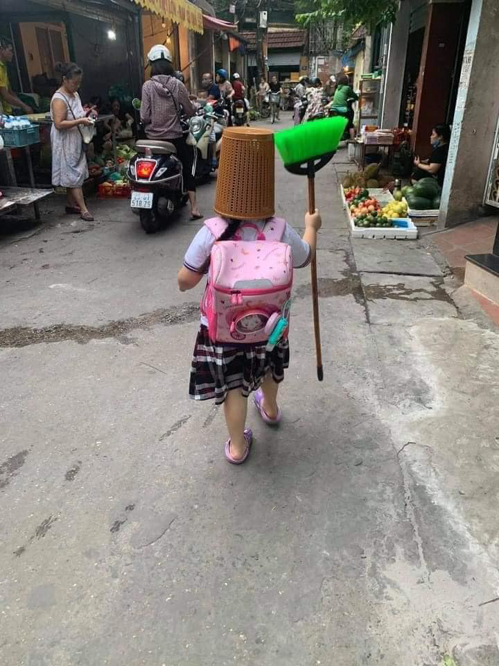C&ocirc; học tr&ograve; đang đi bỗng dựng ngược chổi, &uacute;p chiếc rổ to tướng l&ecirc;n đầu: Hỏi ra nguy&ecirc;n nh&acirc;n khiến ai cũng cười lăn lội - Ảnh 1.