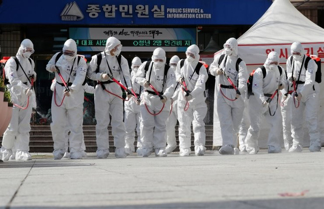 Số ca nhiễm COVID-19 mới giảm, Hàn Quốc nới lỏng giãn cách xã hội - Ảnh 1.