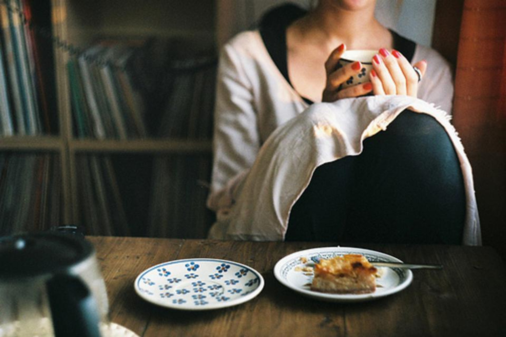 Сидим дома пьем чай. Чай в одиночестве. Завтрак в одиночестве. Женщина за столом. Девушка пьет кофе.