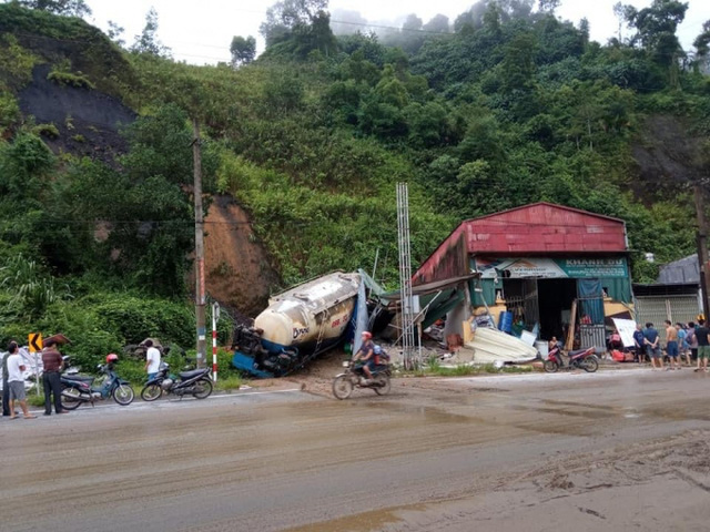  Hà Giang: Đất đá đổ ập xuống nhà dân khiến 1 học sinh tử vong  - Ảnh 1.