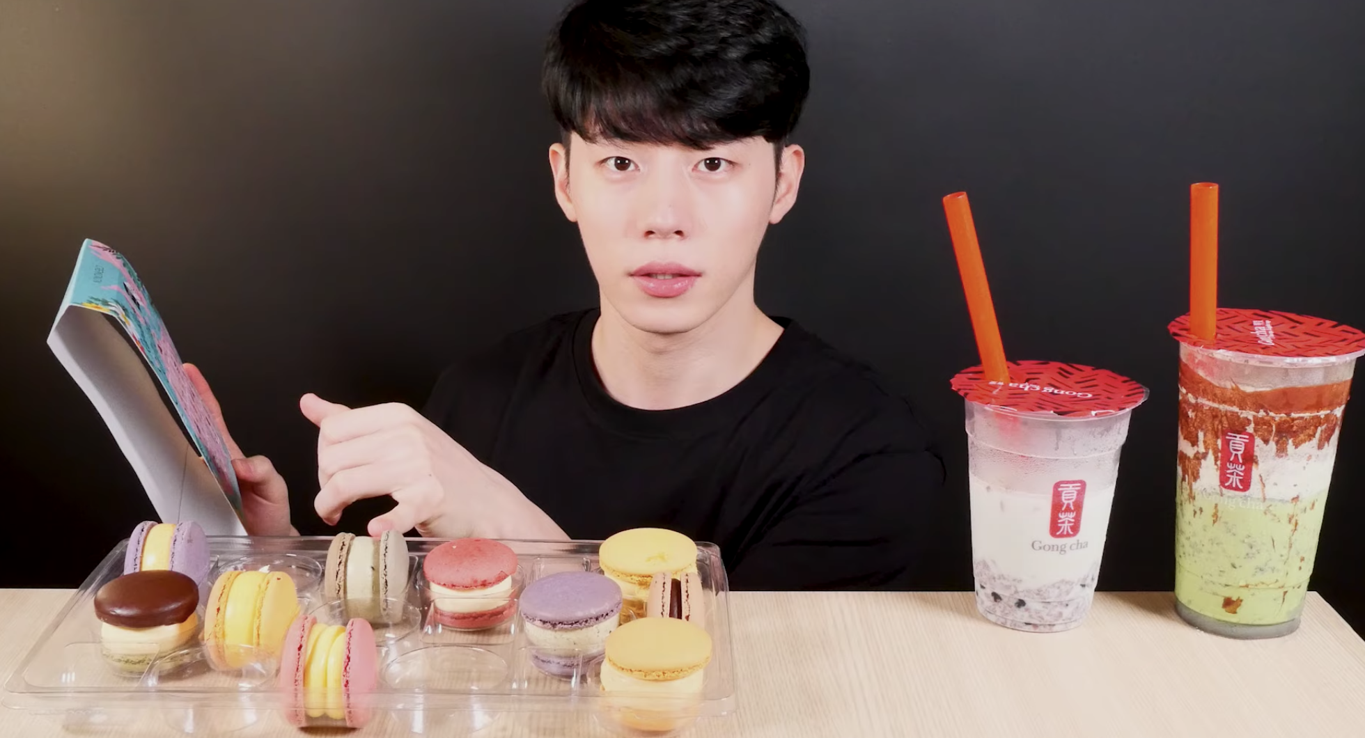 Ngang ngược như netizen: Than phiền vì 1 YouTuber mukbang... quá đẹp ...
