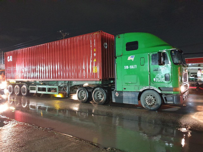 Sụp ổ gà dưới cơn mưa lúc xe container lao tới, bé gái 3 tuổi tử vong thương tâm - Ảnh 1.