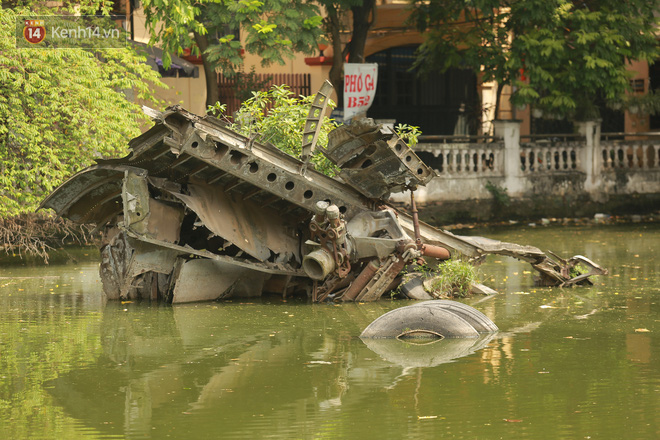 Ảnh: Cận cảnh chiếc máy bay B52 bị bắn rơi, nằm giữa lòng hồ ở Hà Nội suốt 48 năm - Ảnh 2.