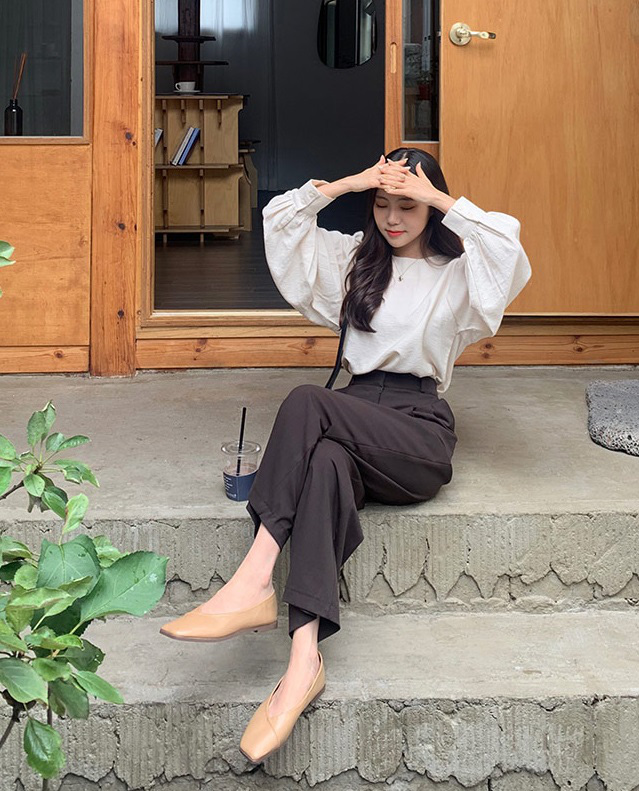 Áo blouse trơn màu đúng là chân ái của nàng công sở, có đến 10 cách diện sang xịn hết cỡ - Ảnh 4.