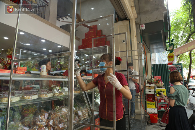 Tiệm bánh Trung thu nổi tiếng ở Hà Nội lắp vách ngăn, khách đeo khẩu trang mới được mua hàng - Ảnh 3.