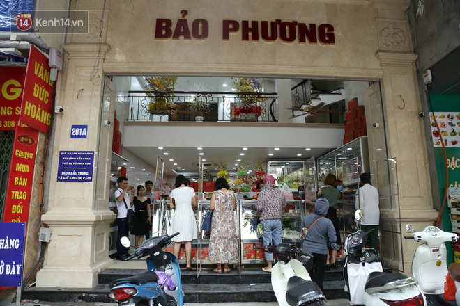 Tiệm bánh Trung thu nổi tiếng ở Hà Nội lắp vách ngăn, khách đeo khẩu trang mới được mua hàng - Ảnh 1.