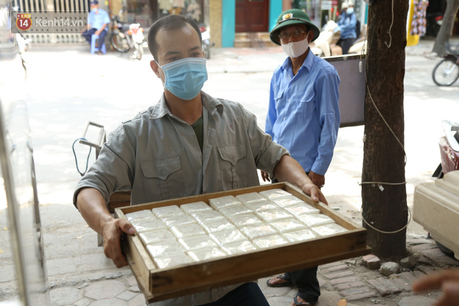 Tiệm bánh Trung thu nổi tiếng ở Hà Nội lắp vách ngăn, khách đeo khẩu trang mới được mua hàng - Ảnh 11.