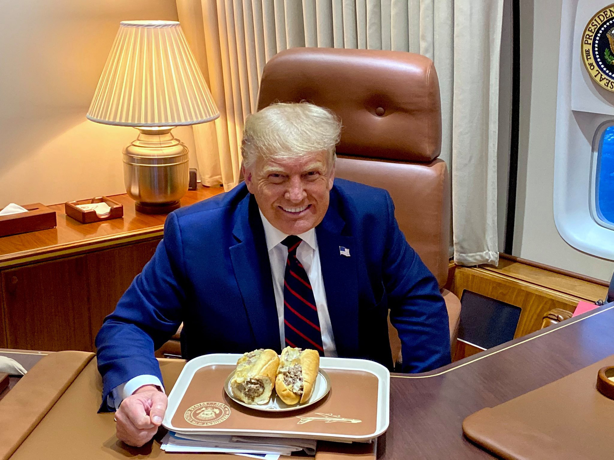 It is true that the image of the President of the United States, Donald Trump, eating something that looks exactly like Vietnamese bread: if you look closely, you can see that netizens are 