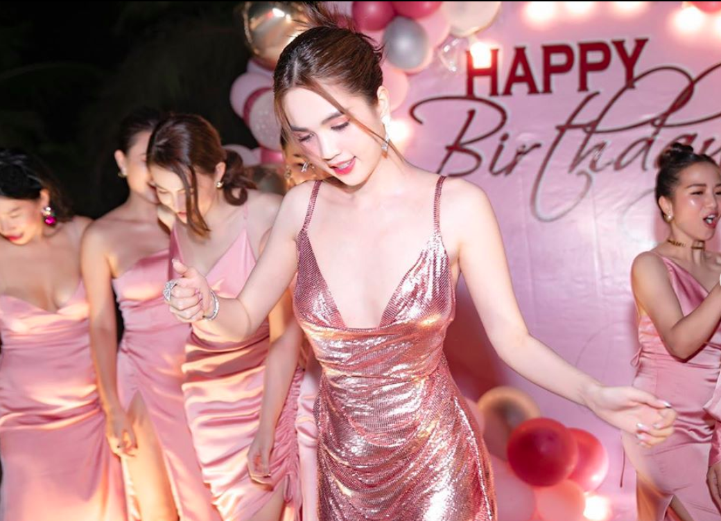 Ngoc Trinh released a series of photos at the birthday party: The whole team came out to let the lingerie queen take over the spotlight - Photo 3.