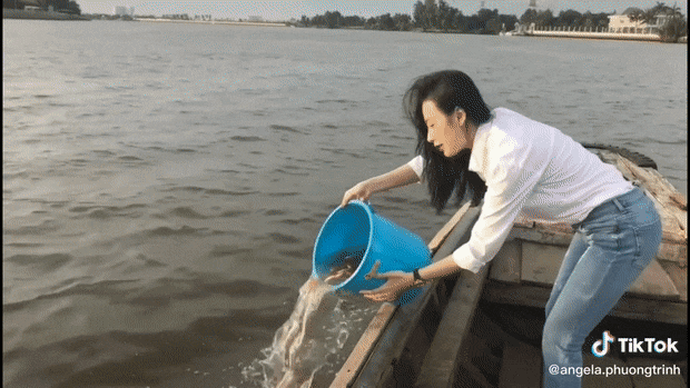 Lộ diện sương sương trong clip mới, Angela Phương Trinh gây sốt với visual giản dị: Góc nghiêng xinh động lòng người! - ảnh 2 Lộ diện sương sương trong clip mới, Angela Phương Trinh gây sốt với visual giản dị: Góc nghiêng xinh động lòng người! - ảnh 2
