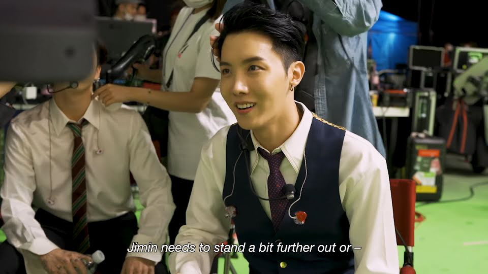 Hậu trường Dynamite tại VMAs hé lộ sự chuyên nghiệp của BTS: Diễn xong vẫn tỉ mỉ soi từng cảnh quay, nghiêm khắc chỉ ra lỗi của đồng đội - Ảnh 5. Hậu trường Dynamite tại VMAs hé lộ sự chuyên nghiệp của BTS: Diễn xong vẫn tỉ mỉ soi từng cảnh quay, nghiêm khắc chỉ ra lỗi của đồng đội - Ảnh 5.
