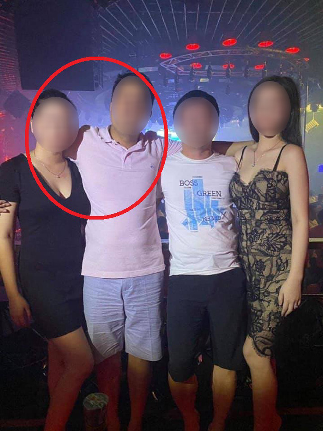 The man who took a photo with the giant Lexus and his lover was suddenly criticized by a series of netizens for adultery, his ex-wife spoke - Photo 1.