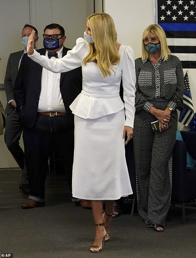 Nữ thần Ivanka Trump bất ngờ bị tố kiêu căng và bị chê lộ nhiều nhược điểm khi chọn trang phục gần 30 triệu đồng - Ảnh 2.