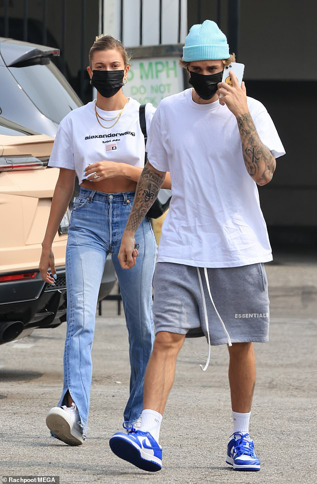 Justin Bieber trở mặt chỉ trong 1 giây: Đang nhìn vợ âu yếm bỗng quay sang lườm paparazzi cháy mặt - Ảnh 5.