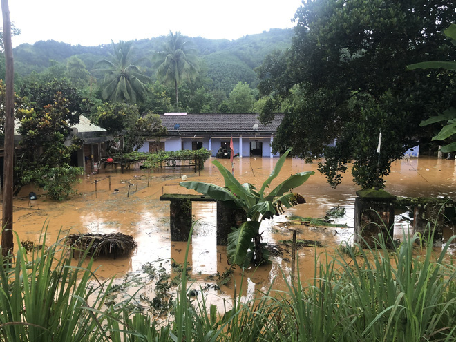  Cảnh sát dũng cảm đi dây trên dòng lũ lớn, cứu 9 người mắc kẹt ở huyện miền núi Quảng Nam - Ảnh 7.