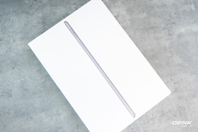 Trên tay iPad 8 tại VN: Chip A12 Bionic và sạc nhanh vớt vát thiết kế nhàm chán - Ảnh 1.