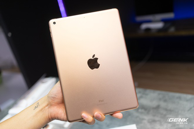 Trên tay iPad 8 tại VN: Chip A12 Bionic và sạc nhanh vớt vát thiết kế nhàm chán - Ảnh 2.