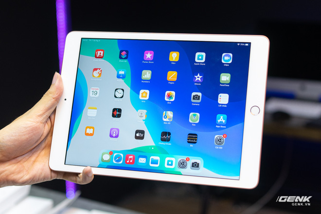 Trên tay iPad 8 tại VN: Chip A12 Bionic và sạc nhanh vớt vát thiết kế nhàm chán - Ảnh 3.